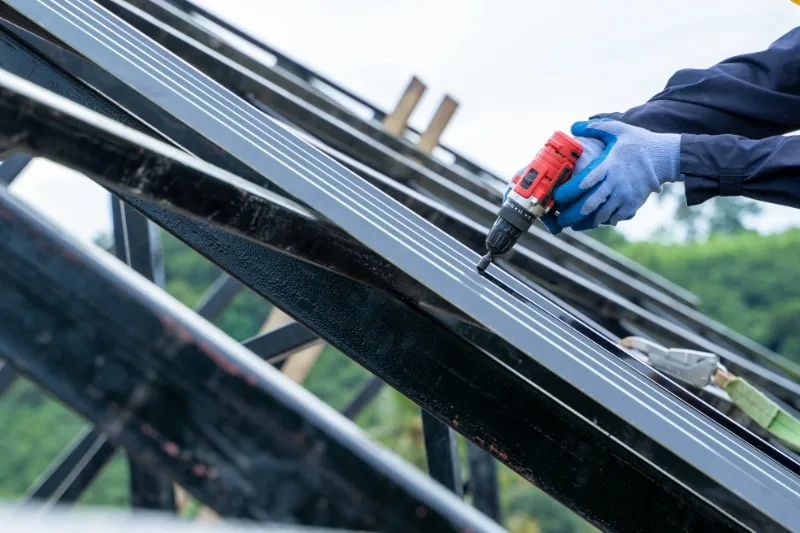 Dachsanierung mit moderner Dachkonstruktion und professioneller Montage durch Handwerker