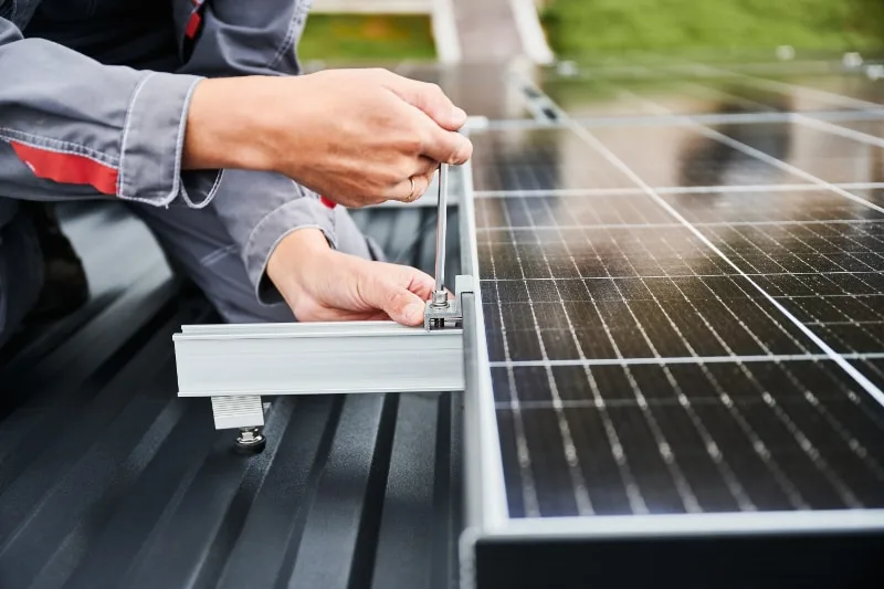 Installation einer Photovoltaikanlage auf dem Dach durch Fachbetrieb