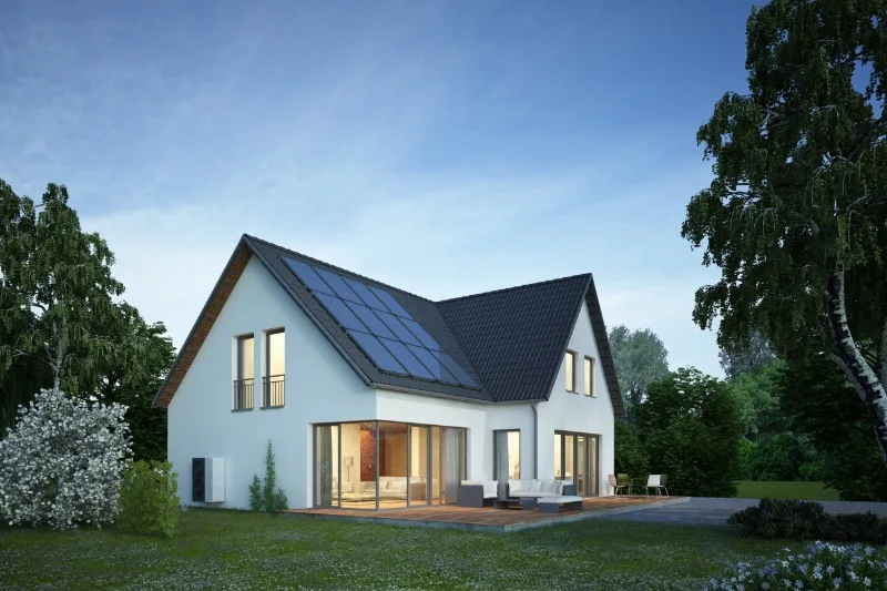 Einfamilienhaus mit moderner Photovoltaikanlage auf dem Dach zur Eigenstromerzeugung